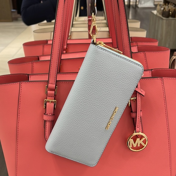 MICHAEL KORS LARGE TRAVEL CONTINENTAL WRISTLET WALLET PHONEHOLDER 
Vista Blue - Picture 13 of 16